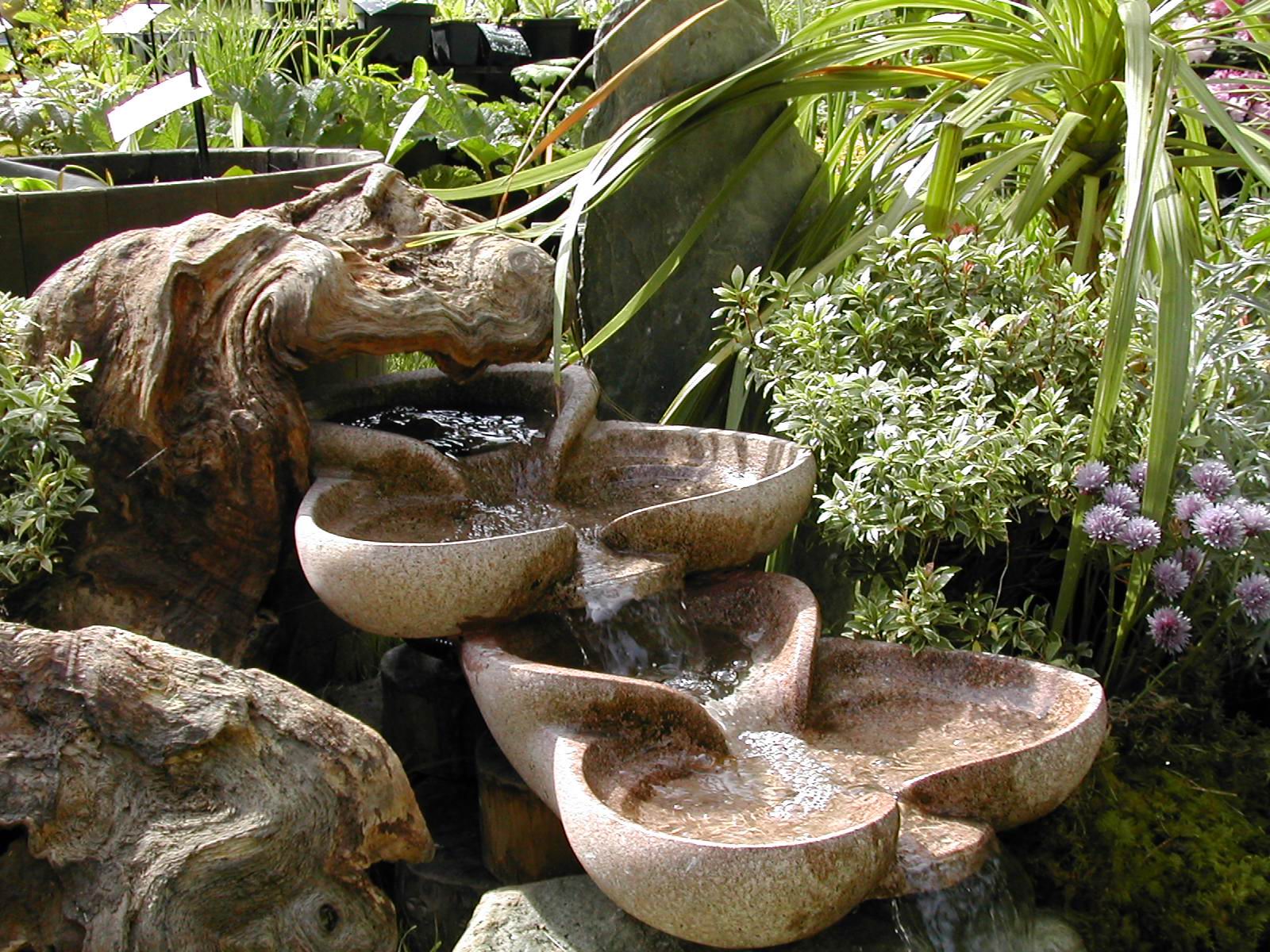 Fontaine en pierre reconstituée composée de 2 Vasques de l'Atelier des Vasques Vives.
