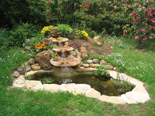 Jardin aquatique avec un bassin et une fontaine en cascade fabriqué par l'atelier des Vasques Vives.