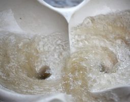 Illustration du tourbillon de l'eau dans une vasque